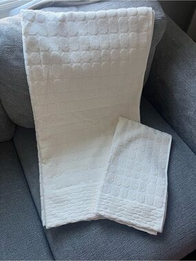 NWOT Luxury Textured Bath Towel Set